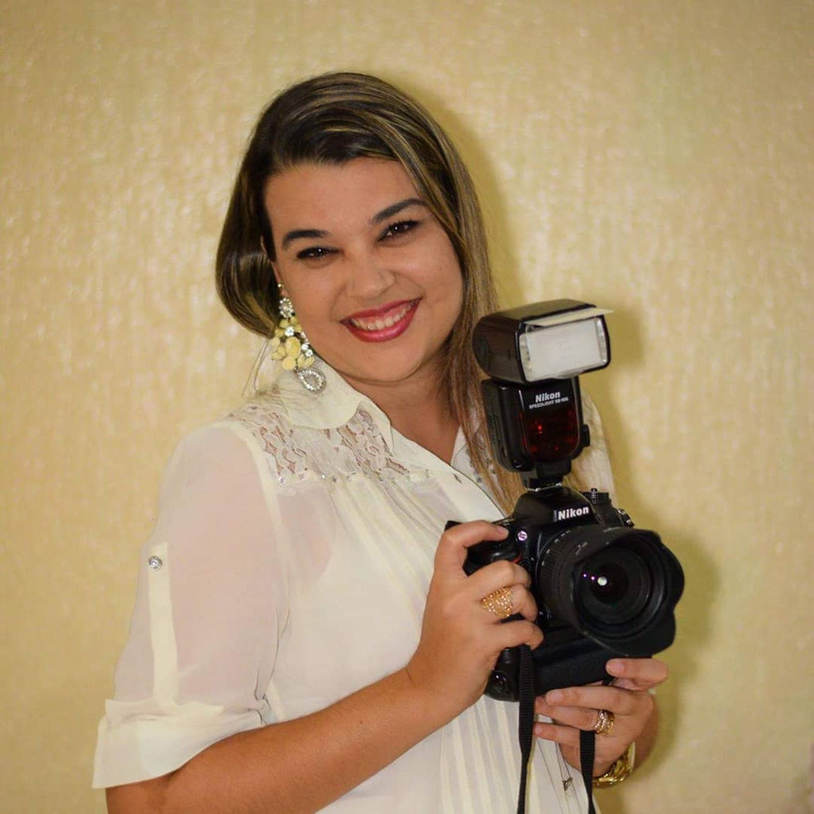 Tia Josi, do Vip Estúdio, sorrindo com a câmera na mão