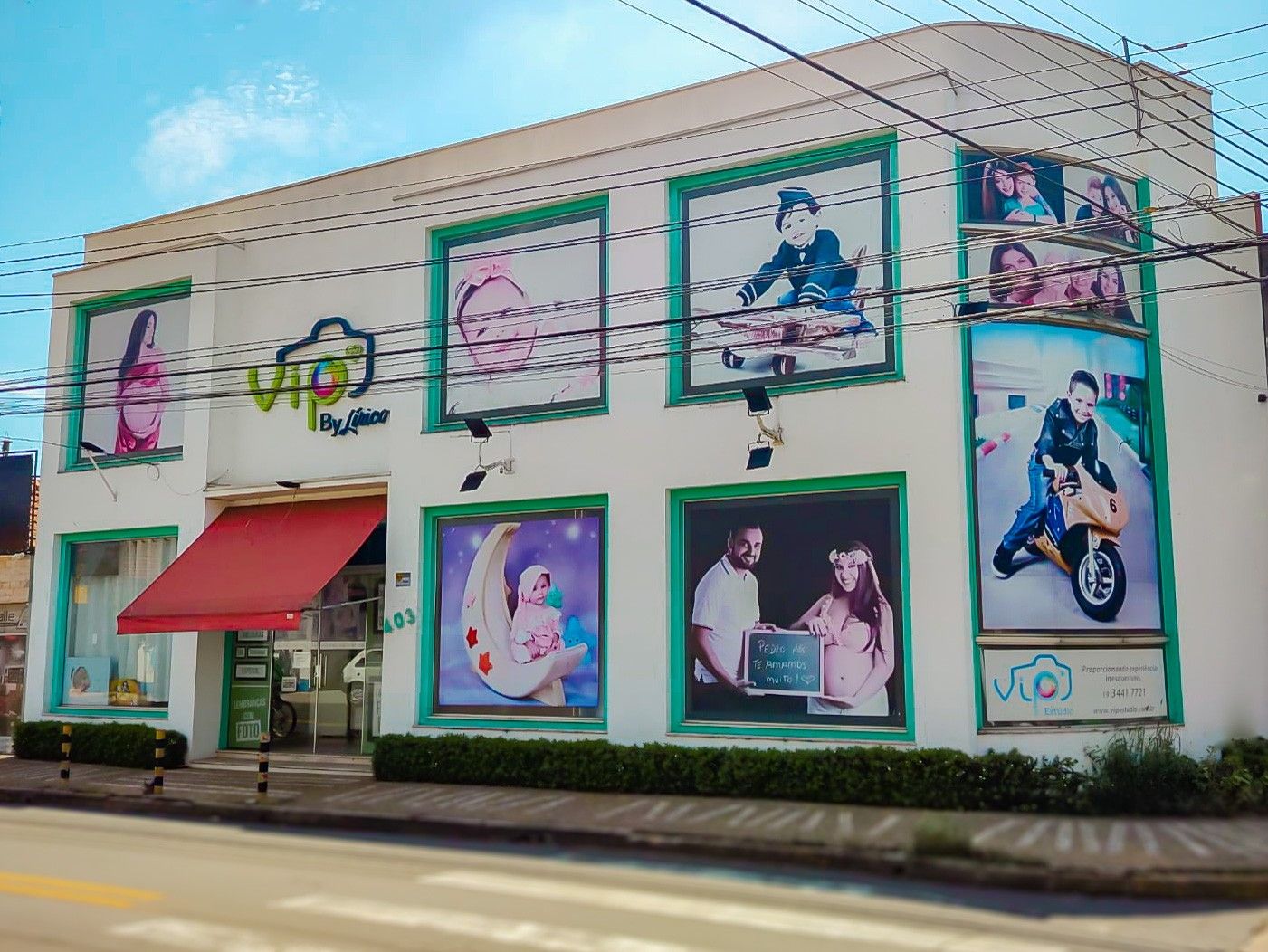 Fachada antiga do estúdio, o sobrado da Rua Farmacêutico Jacob Faneli, com as fotos grandes nas janelas