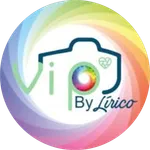 Logotipo anterior do estúdio: Vip by Lírico, com uma câmera desenhada e um anel colorido